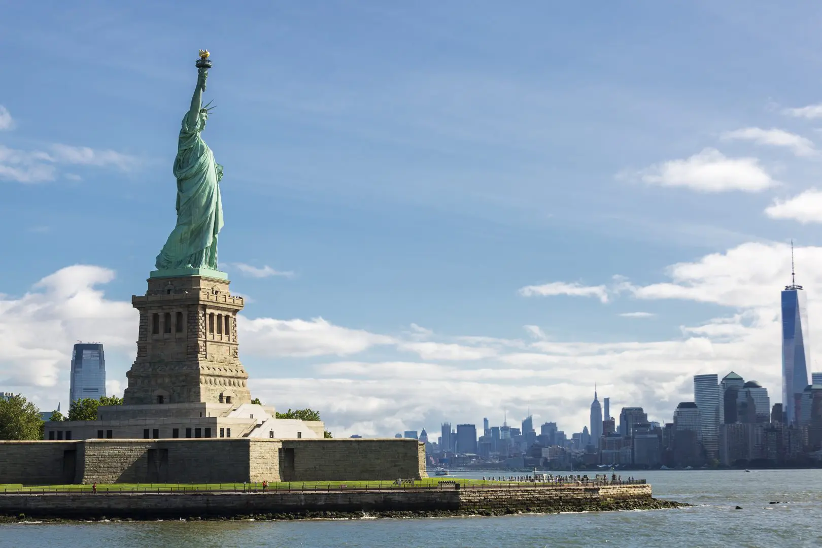 statue-liberty-new-york-city-skyline-usa