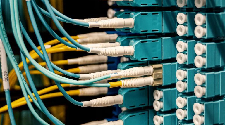 展示 Web 服务器带宽估算、流量流向、并发、缓存与吞吐规划的示意图 展示 Web 服务器带宽估算、流量流向、并发、缓存与吞吐规划的示意图