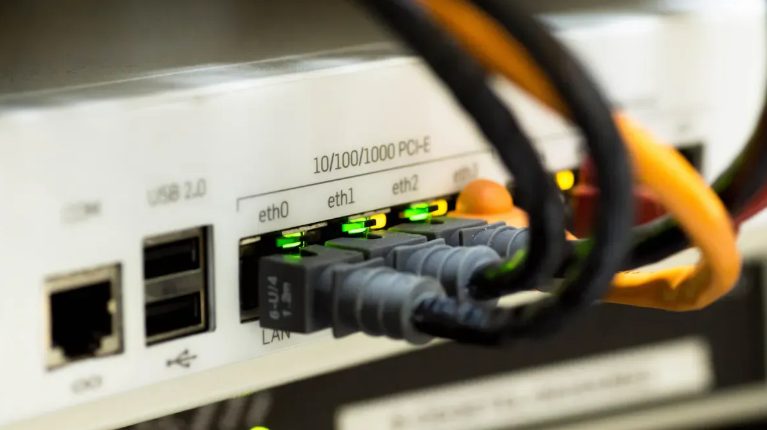 LLM 微調期間伺服器穩定性示意圖