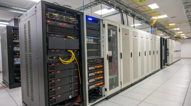 Diagram of multi-GPU training load balance on Japan server hosting infrastructure