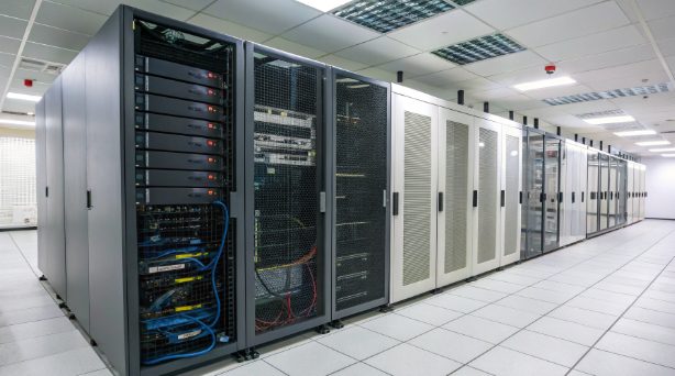 AI 数据中心中 CPU 与 GPU 配比的架构示意图